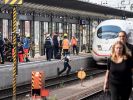 Ein ICE steht am Gleis 7 des Frankfurter Hauptbahnhofs, nachdem es bei der Einfahrt des Zuges zu einem Zwischenfall mit einem Kind kam. (Foto)