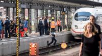 Ein ICE steht am Gleis 7 des Frankfurter Hauptbahnhofs, nachdem es bei der Einfahrt des Zuges zu einem Zwischenfall mit einem Kind kam.