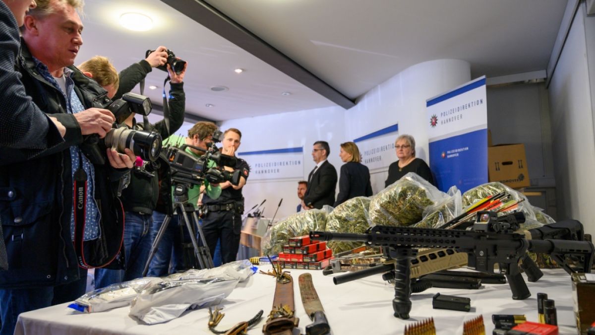 Geldwäsche begünstigt den Handel mit Waffen und Drogen, wie Razzien immer wieder zeigen. (Foto)