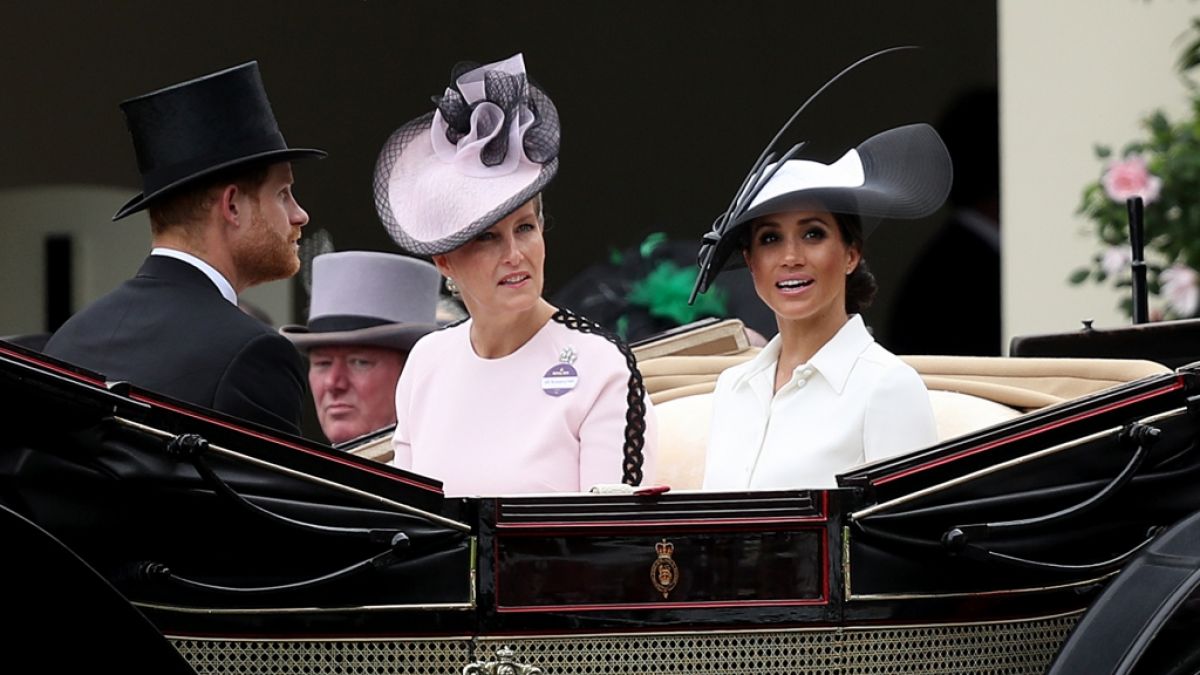 Wenn es nach Queen Elizabeth II. geht, könnten Gräfin Sophie von Wessex und Meghan Markle bald häufiger miteinander zu tun haben. (Foto)
