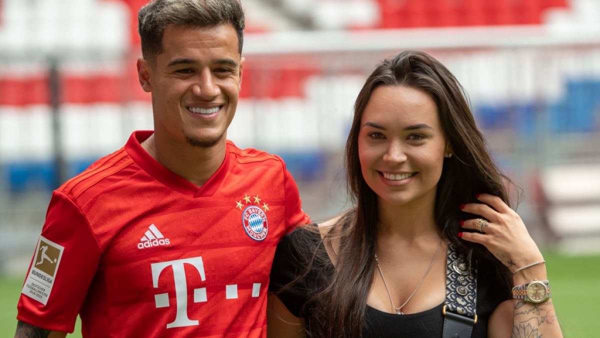 Philippe Coutinho kam samt Ehefrau Aine zur Vorstellung beim FC Bayern München. (Foto)