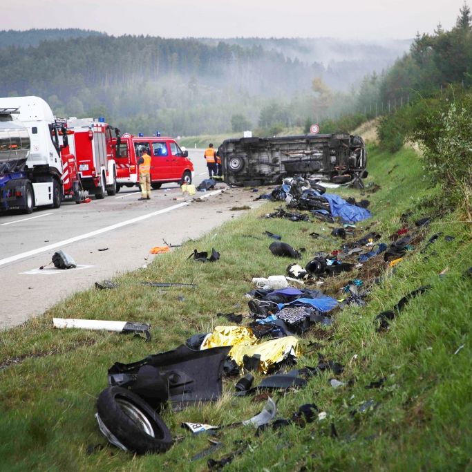 Lkw rast in Biker-Gruppe! Vier Motorradfahrer tot, drei Verletzte Lkw rast in Biker-Gruppe! Vier Motorradfahrer tot, drei Verletzte (Foto)