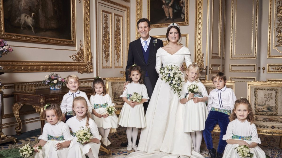 Auf dem Hochzeitsfoto von Prinzessin Eugenie sieht man die jüngsten Royals: Prinz George (hintere Reihe, l-r); Prinzessin Charlotte; Theodora Williams; Isla Phillips; Louis De Givenchy. Mia Tindall (Vordere Reihe, l-r); Savannah Phillips; Maud Windsor. (Foto)