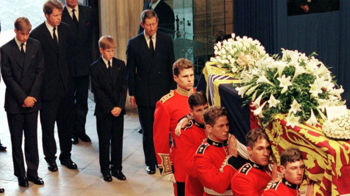 Nach dem tragischen Unfalltod von Prinzessin Diana trauerte Charles Earl Spencer mit Prinz Charles, Prinz William und Prinz Harry um die verstorbene Lady Di. (Foto)