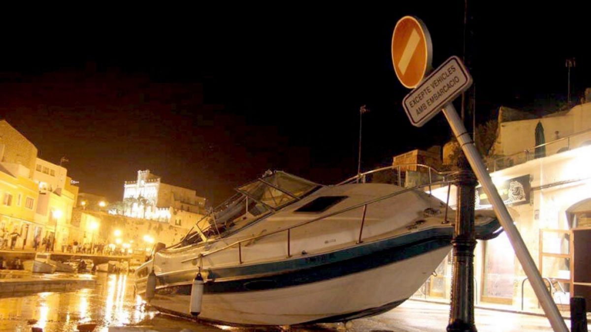 2006 verwüstete eine Rissaga den Hafen von Ciutadella. (Foto)