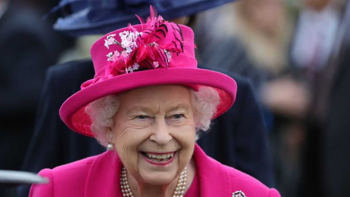 Queen Elizabeth öffnet die Türen vom Buckingham Palace. (Foto)