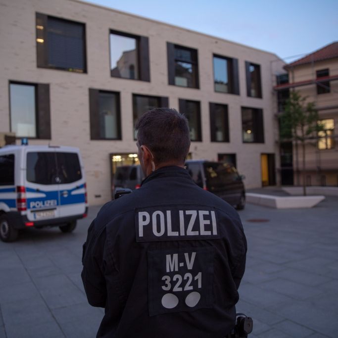 SEK überwältigt Mann in Ausländerbehörde SEK überwältigt Mann in Ausländerbehörde (Foto)