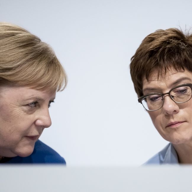 Bei Merkel rausgeflogen! AKK düst in fast leerem Flugzeug in die USA Bei Merkel rausgeflogen! AKK düst in fast leerem Flugzeug in die USA (Foto)