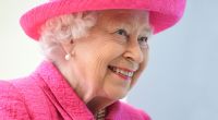 Queen Elizabeth II. ist nicht nur Oberhaupt des britischen Königshauses, sondern auch eine echte Stilikone - Angela Kelly sei Dank.