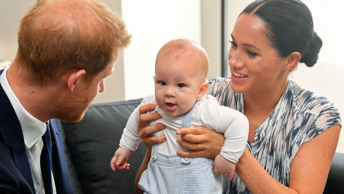 Baby Archie Harrison Mountbatten-Windsor zeigte sich bei seinem ersten öffentlichen Termin mit Mama Meghan Markle und Papa Prinz Harry bester Laune. (Foto)