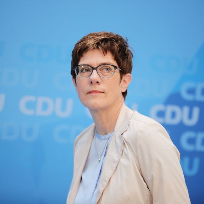 193.530 Euro! Irre Kosten der Sondersitzung zur AKK-Vereidigung enthüllt 193.530 Euro! Irre Kosten der Sondersitzung zur AKK-Vereidigung enthüllt (Foto)