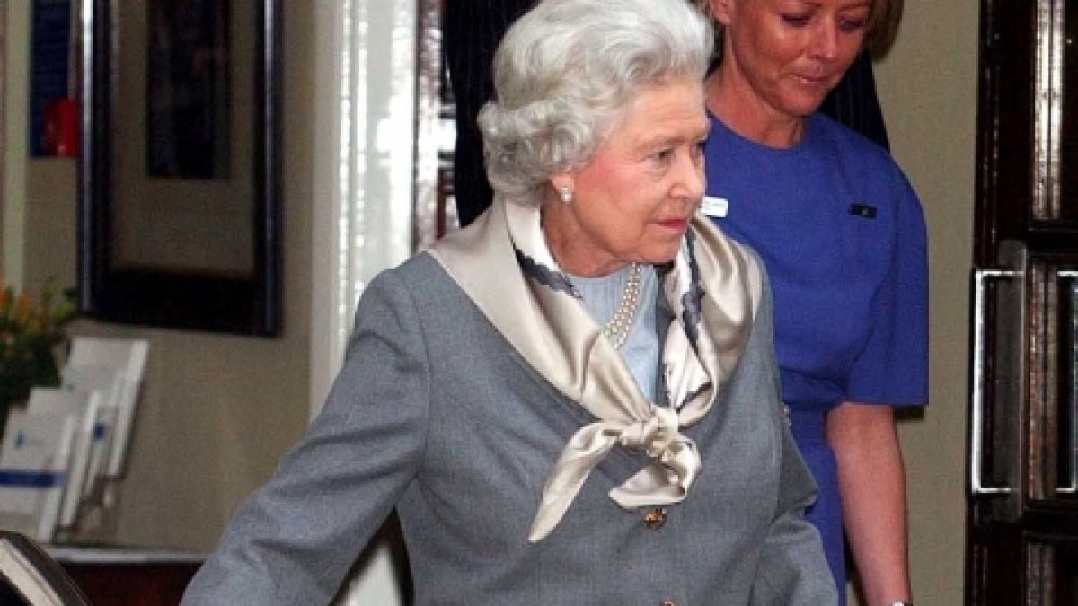 Queen Elizabeth II. hat angeblich wieder Probleme mit ihrem Knie. (Archiv) (Foto)