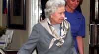 Queen Elizabeth II. hat angeblich wieder Probleme mit ihrem Knie. (Archiv)