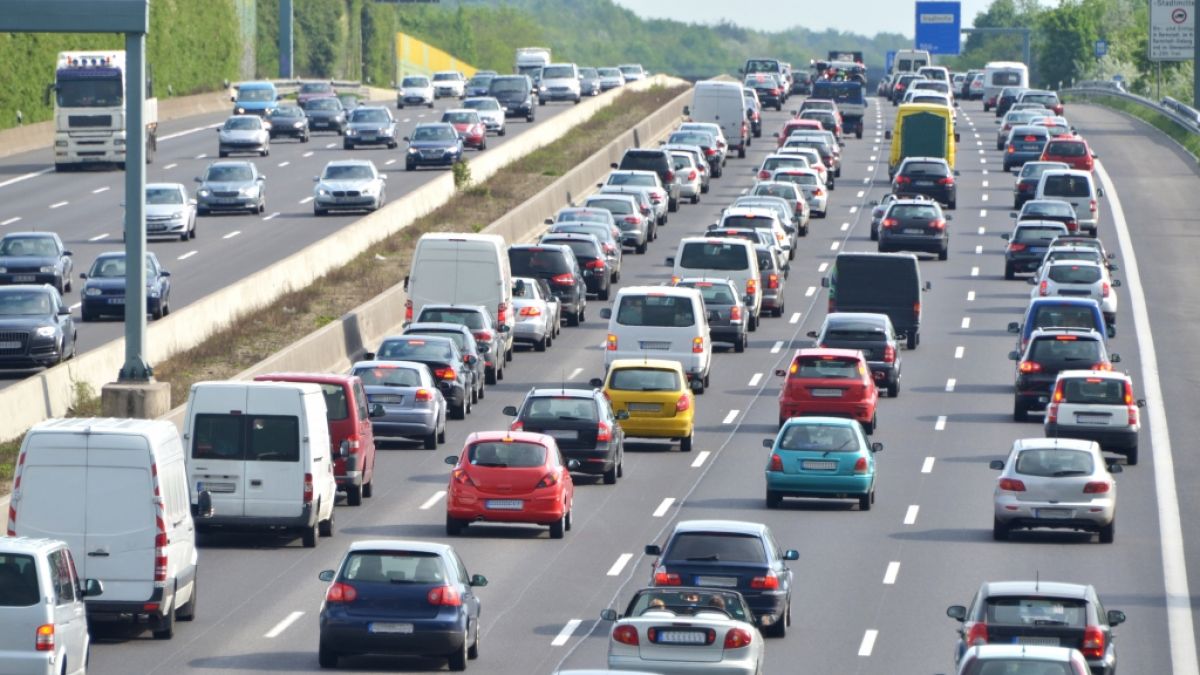 Am Tag der Deutschen Einheit (03.10.), sowie am Wochenende (04.-06.10.) droht auf Deutschlands Autobahnen wieder ein Stau-Chaos. (Foto)