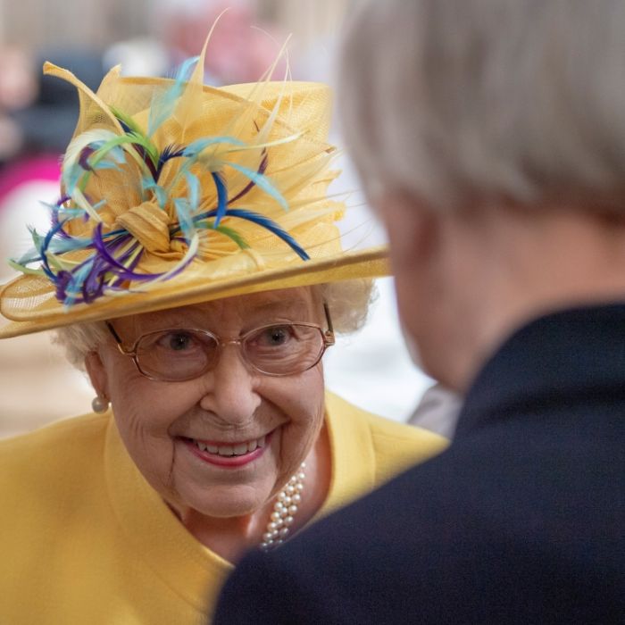 DAS ist der Geheimtipp der Queen! Kein Hut ohne dieses Accessoir