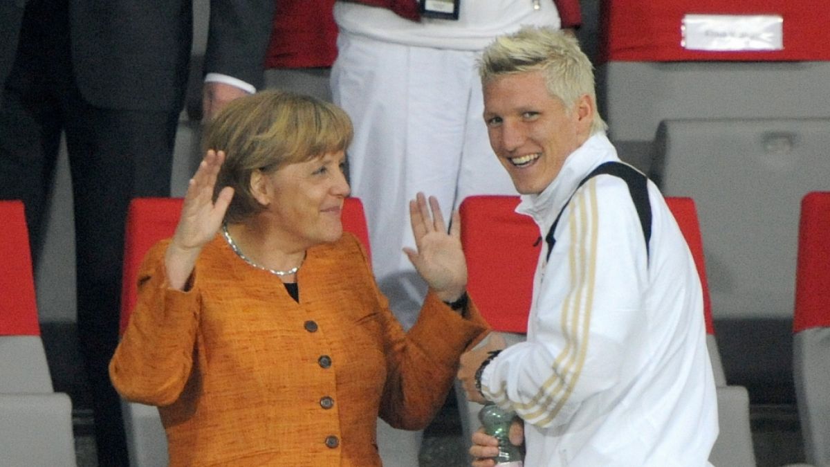Angela Merkel und Bastian Schweinsteiger im Jahr 2008. (Foto)