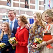 König Willem-Alexander und Königin Maxima (r) mit den Töchter, Kronprinzessin Amalia (2.v.r), Prinzessin Alexia und Ariane (l).