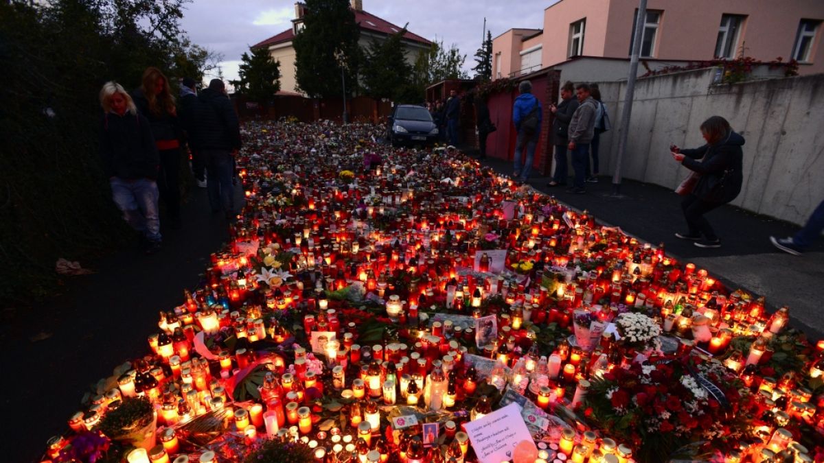 Kerzen, Blumen und handgeschriebene Botschaften stehen vor dem Wohnhaus von Karel Gott. (Foto)