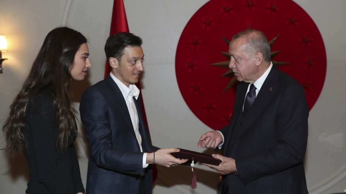 Mesut Özil hat für seine Hochzeit Präsident Erdogan eingeladen. (Foto)