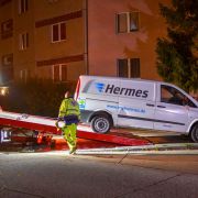 Der Transporter, in dem einer der Hermes-Mitarbeiter tot aufgefunden wurde, wird für weitere Untersuchungen abtransportiert.