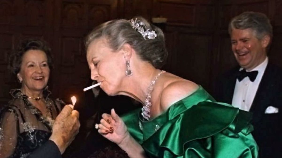 Königin Margrethe II. von Dänemark mit einer Zigarette im Mund  (Foto)