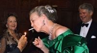 Königin Margrethe II. von Dänemark mit einer Zigarette im Mund 