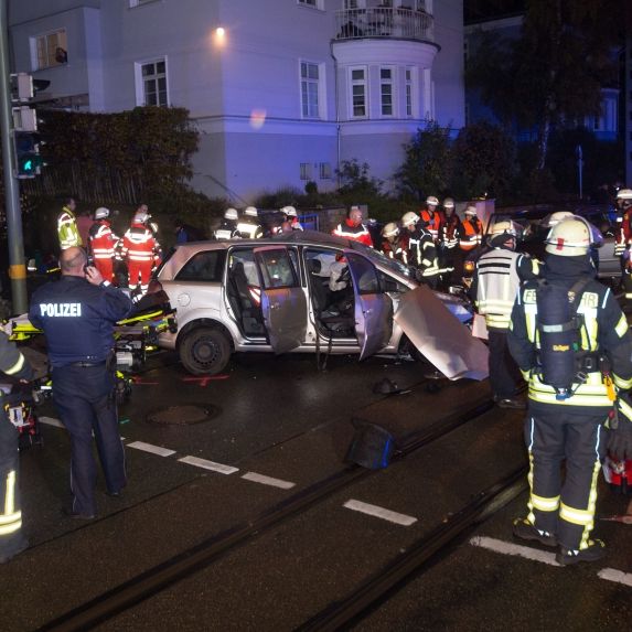 Horror-Crash nach Hochzeitsfeier - ein Toter, sechs Verletzte Horror-Crash nach Hochzeitsfeier - ein Toter, sechs Verletzte (Foto)