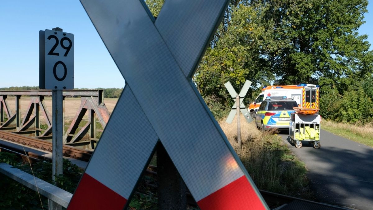 Ein 43-jähriger Mann wurde im niedersächsischen Ganderkesee von einem Zug erfasst und getötet (Symbolbild). (Foto)