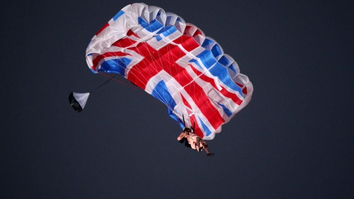 Königin Elizabeth II. (vertreten durch einen Schauspieler) landet am Fallschirm zur Eröffnung der Olympischen Spiele 2012. (Foto)