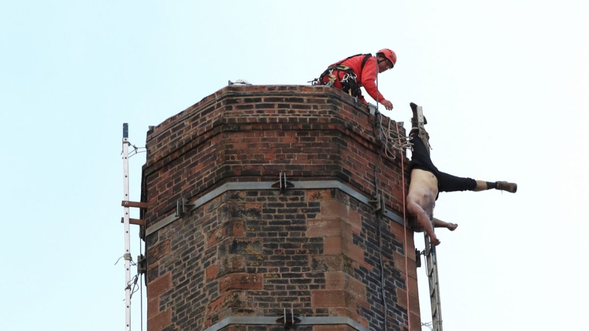 Der Mann, der in Carlisle in 80 Meter Höhe an einem Schornstein hing, verstarb bevor er gerettet werden konnte. (Foto)