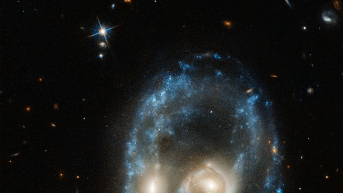 Die beiden verschmelzenden Galaxien wirken wie ein kosmisches Gesicht. (Foto)