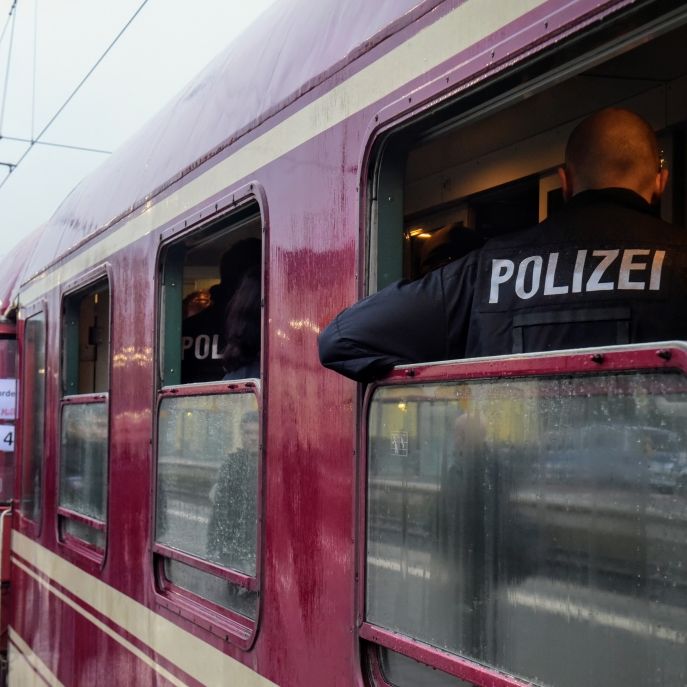 Kind (2) von Flasche aus Party-Zug getroffen - Flaschenwerfer stellt sich! Kind (2) von Flasche aus Party-Zug getroffen - Flaschenwerfer stellt sich! (Foto)