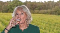 Prost! Camilla, Herzogin von Cornwall, trinkt im Oktober 2019 ein Glas Wein bei einer Weinprobe im Bolney Wine Estate.