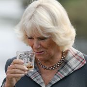 Im September 2019 ließ sich die Ehefrau von Prinz Charles bei der Eröffnung einer Whiskybrennerei im schottischen Bladnoch ein Gläschen Single Malt schmecken. Im September 2019 ließ sich die Ehefrau von Prinz Charles bei der Eröffnung einer Whiskybrennerei im schottischen Bladnoch ein Gläschen Single Malt schmecken.