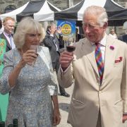 Als Camilla Parker-Bowles und ihr Ehemann Prinz Charles im Juli 2019 die Grafschaft Devon besuchten, gab's ein Gläschen Rotwein zur Begrüßung. Als Camilla Parker-Bowles und ihr Ehemann Prinz Charles im Juli 2019 die Grafschaft Devon besuchten, gab's ein Gläschen Rotwein zur Begrüßung.