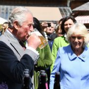 Prinz Charles ergötzt sich an einem Glas Bier, als er im Mai 2019 Deutschland besuchte und dabei auf dem Bio-Bauernhof Herrmannsdorfer Landwerkstätten im bayrischen Glonn zu Gast war. Prinz Charles ergötzt sich an einem Glas Bier, als er im Mai 2019 Deutschland besuchte und dabei auf dem Bio-Bauernhof Herrmannsdorfer Landwerkstätten im bayrischen Glonn zu Gast war.