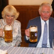 Stößchen! Herzogin Camilla und Prinz Charles gießen sich während ihres Deutschlandbesuchs im Mai 2019 im Hofbräuhaus in München einen hinter die Binde. Stößchen! Herzogin Camilla und Prinz Charles gießen sich während ihres Deutschlandbesuchs im Mai 2019 im Hofbräuhaus in München einen hinter die Binde.