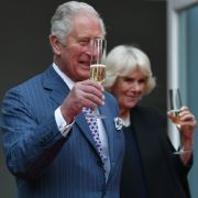 Ein Hoch auf die Königin: Prinz Charles und Camilla Parker-Bowles begießen den Geburtstag von Queen Elizabeth II. nachträglich bei der Queen's Birthday Party in der Residenz des Botschafters von Großbritannien im Mai 2019 in Berlin. Ein Hoch auf die Königin: Prinz Charles und Camilla Parker-Bowles begießen den Geburtstag von Queen Elizabeth II. nachträglich bei der Queen's Birthday Party in der Residenz des Botschafters von Großbritannien im Mai 2019 in Berlin.