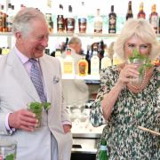 So macht Reisen Spaß: Herzogin Camilla stärkt sich während ihrer Karibik-Reise im März 2019 mit einem Mojito. Prinz Charles scheint Freude an der Trinkfestigkeit seiner Gattin zu haben. So macht Reisen Spaß: Herzogin Camilla stärkt sich während ihrer Karibik-Reise im März 2019 mit einem Mojito. Prinz Charles scheint Freude an der Trinkfestigkeit seiner Gattin zu haben.