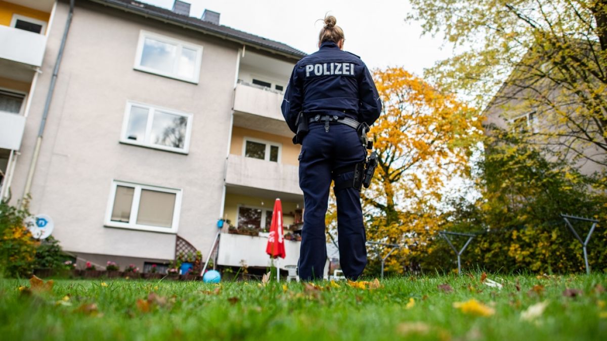 In diesem Mehrfamilienhaus in Detmold soll eine 15-Jährige ihren drei Jahre alten Halbbruder mit einem Messer getötet haben. (Foto)