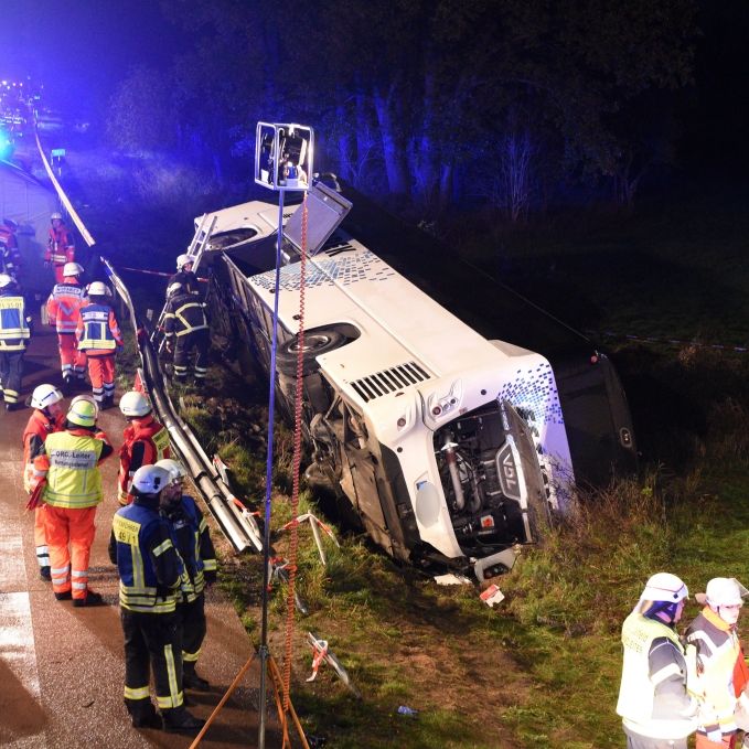 32 Verletzte! Bus kracht durch Leitplanke 32 Verletzte! Bus kracht durch Leitplanke (Foto)