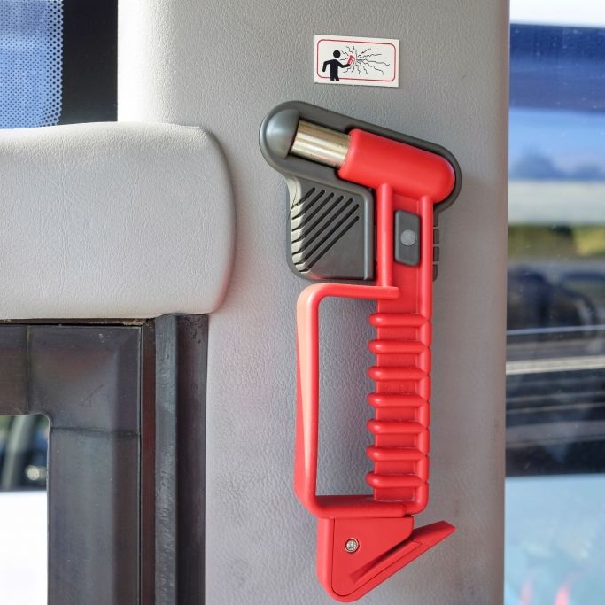 Junge (12) attackiert Fahrgast (36) mit Notfallhammer Junge (12) attackiert Fahrgast (36) mit Notfallhammer (Foto)