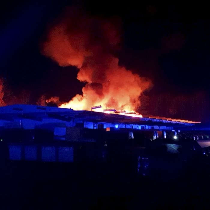 Feuer-Inferno zerstört Verteilerzentrum - Hunderttausende Euro Schaden Feuer-Inferno zerstört Verteilerzentrum - Hunderttausende Euro Schaden (Foto)