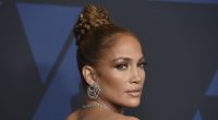 Jennifer Lopez zeigt auf Instagram in einem sexy Leder-Dress ihren Mega-Busen.
