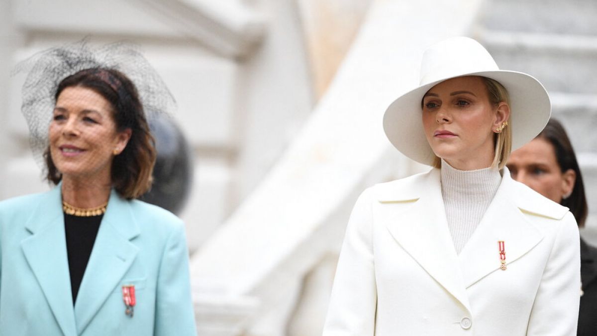 Prinzessin Caroline strahlt im hellblauen Mantel, Fürstin Charlène zeigt sich mit ernster Miene. (Foto)