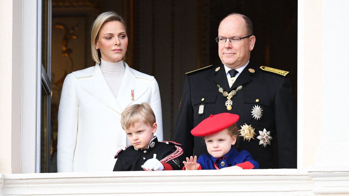 Grüße vom Palastbalkon: Prinz Jacques und Prinzessin Gabriella winken dem Volk. (Foto)