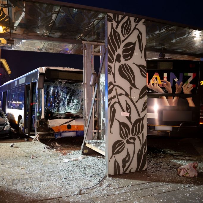 Ursachen-Suche! Mann (85) stirbt bei Linienbus-Crash, mehr als 20 Verletzte Ursachen-Suche! Mann (85) stirbt bei Linienbus-Crash, mehr als 20 Verletzte (Foto)