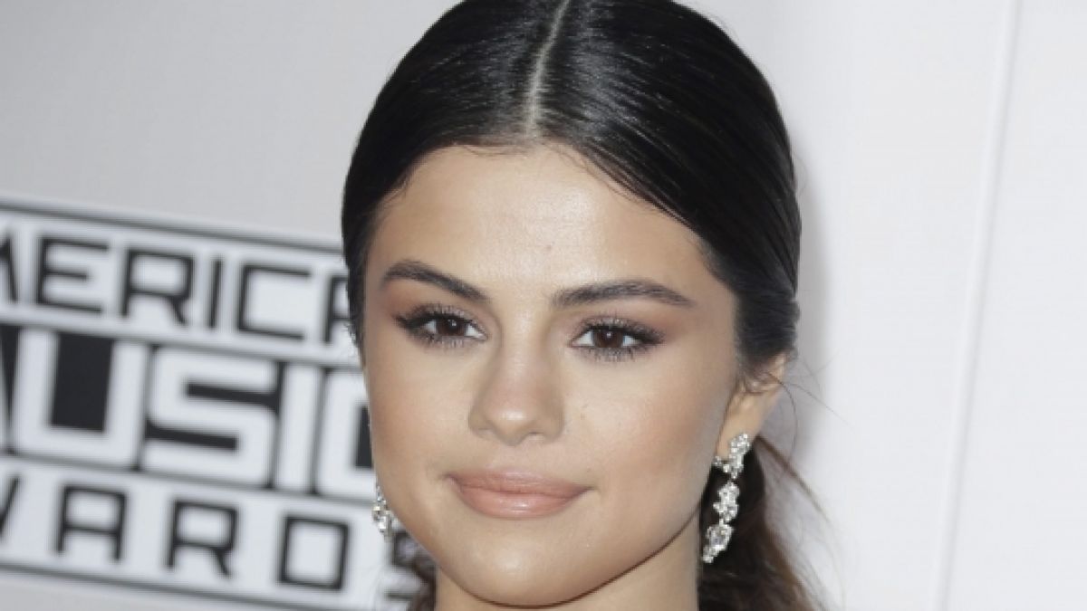 Zum Vergleich: In diesem Outfit schritt Selena Gomez im Jahr 2016 über den roten Teppich der "American Music Awards". (Foto)