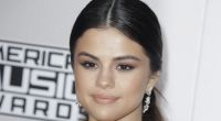 Zum Vergleich: In diesem Outfit schritt Selena Gomez im Jahr 2016 über den roten Teppich der 