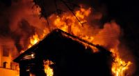 In Mengerskirchen in Hessen hat ein Einfamilienhaus gebrannt. (Symbolbild)